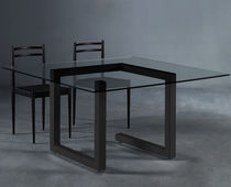 Table contemporaine / en verre / en grès...