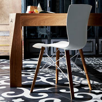 Chaise contemporaine / tapissée / piètement...