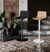 Chaise de bar contemporaine / avec repose-pieds...