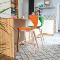 Chaise de bar contemporaine / avec repose-pieds...