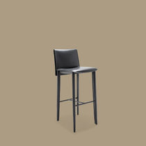 Tabouret contemporain / en cuir / avec piètement...