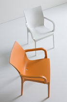 Chaise contemporaine / en polymère / avec...