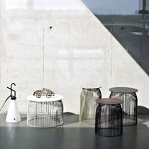 Table d'appoint contemporaine / en métal...