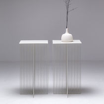 Table d'appoint contemporaine / en métal...
