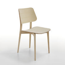 Chaise contemporaine / en bois / avec piètement...