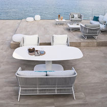 Table contemporaine / en HPL / en céramique...