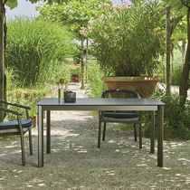 Table contemporaine / en HPL / avec piètement...