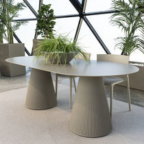 Table contemporaine / en verre / avec piètement...