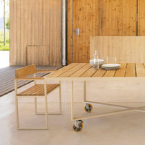 Chaise contemporaine / en bois / avec piètement...