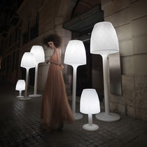 Lampe sur pied / contemporaine / en polyéthylène...