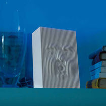 Lampe de table / design original / en plastique...