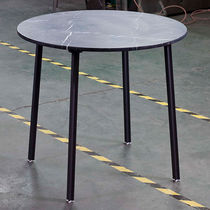 Table contemporaine / en aluminium extrudé...