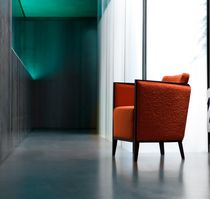 Fauteuil contemporain / en tissu / en bois