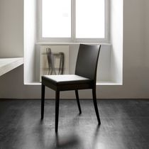 Chaise contemporaine / empilable / tapissée...