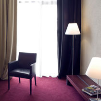 Fauteuil contemporain / en bois / en cuir...