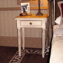 Table de chevet de style Louis XVI / en...