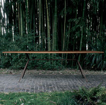 Table contemporaine / en bois massif / en...
