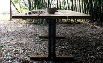 Table contemporaine / en bois massif / en...