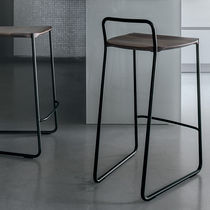 Tabouret de bar contemporain / en bois massif...
