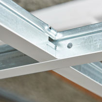 Structure pour plafond en métal