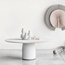 Table contemporaine / en marbre / avec piètement...