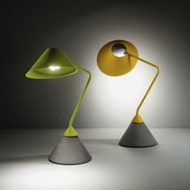 Lampe de table / en métal / en béton / contemporaine