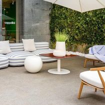 Table d'appoint contemporaine / en fibre...