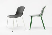 Chaise contemporaine / empilable / tapissée...
