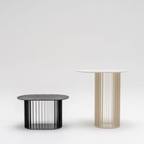 Table basse contemporaine / en métal / avec...