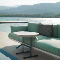 Table d'appoint contemporaine / en teck...