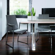 Chaise contemporaine / tapissée / avec accoudoirs...