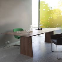 Table contemporaine / en bois massif / rectangulaire