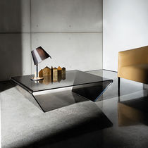 Table basse contemporaine / en verre fumé...