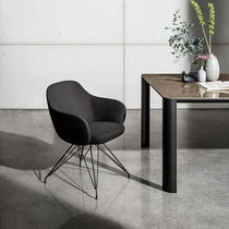 Chaise contemporaine / tapissée / avec accoudoirs...