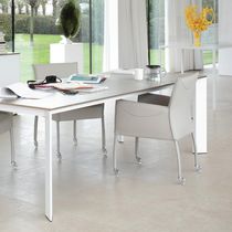 Chaise contemporaine / tapissée / avec accoudoirs...