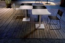 Table contemporaine / en MDF / rectangulaire...