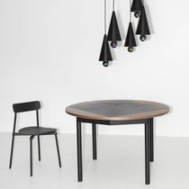 Table contemporaine / en bois / avec piètement...