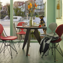 Table contemporaine / en acier / en bois...
