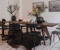 Table contemporaine / en bois massif / en...