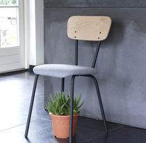 Chaise contemporaine / en tissu / en chêne...