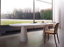 Table contemporaine / en marbre / ovale