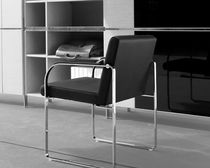 Chaise contemporaine / en cuir / avec piètement...