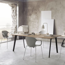 Table contemporaine / en placage de bois...