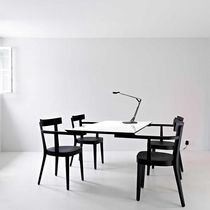 Table contemporaine / en bois massif / avec...
