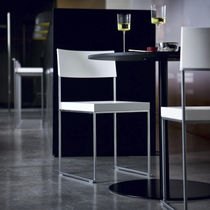 Chaise contemporaine / en cuir / en bois...