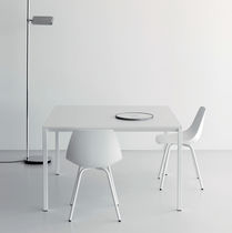 Table contemporaine / en HPL / avec piètement...