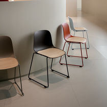 Chaise contemporaine / tapissée / avec accoudoirs...