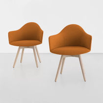 Chaise contemporaine / en tissu / avec piètement...