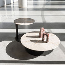 Table basse contemporaine / en verre laqué...