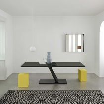 Table contemporaine / en MDF / en métal...